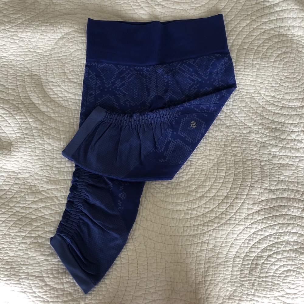 Lululemon blue snakeskin crop leggings